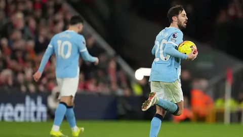 Bernardo Silva festeja tras su gol del empate ante Liverpool en Anfield | AP