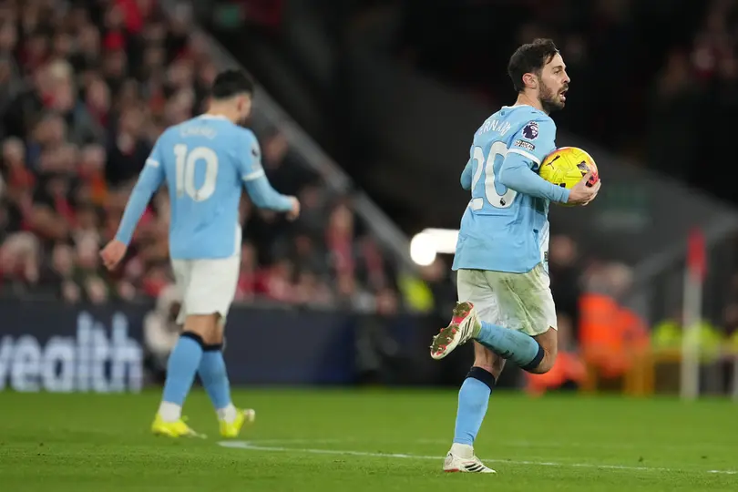 Bernardo Silva festeja tras su gol del empate ante Liverpool en Anfield | AP