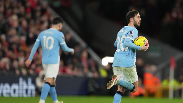 Bernardo Silva festeja tras su gol del empate ante Liverpool en Anfield | AP