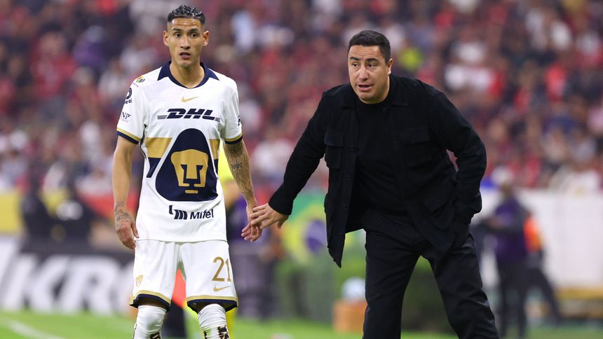 Uriel Antuna y Efraín Juárez durante la visita de Pumas a Atlas en la Jornada 5 del Clausura 2026 | IMAGO 7