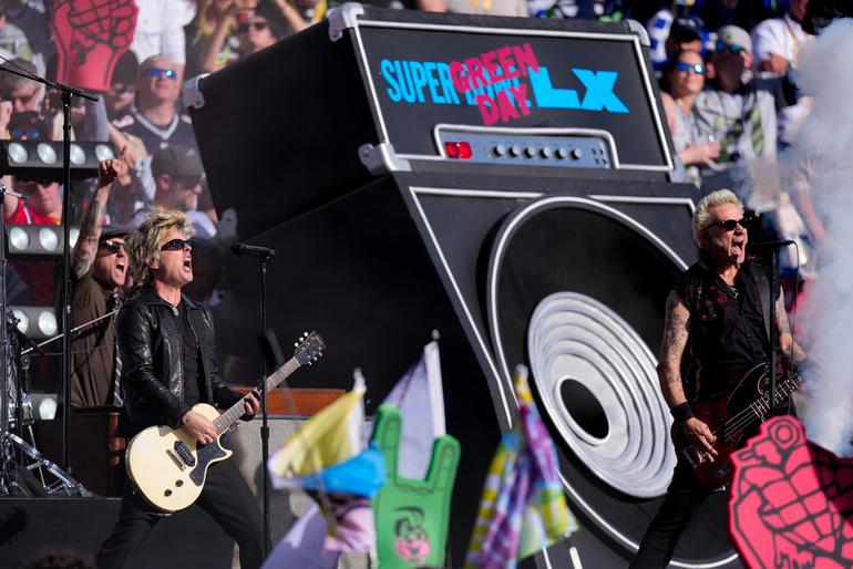 Green Day calentó los ánimos al inaugurar el Super Bowl LX | AP