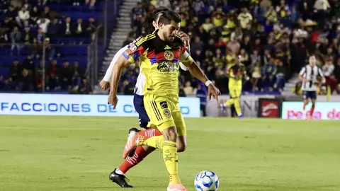 Henry Martín conduce el balón ante Rayados | GINA SÁNCHEZ