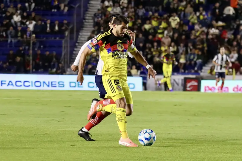 Henry Martín conduce el balón ante Rayados | GINA SÁNCHEZ