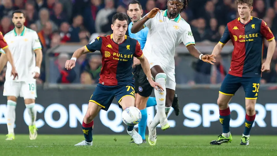 Disputa del balón entre Genoa y Roma l AP