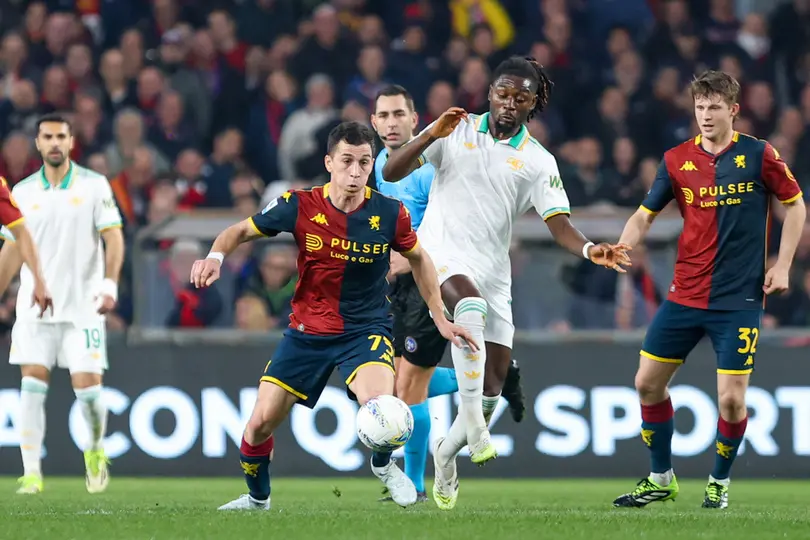 Disputa del balón entre Genoa y Roma l AP
