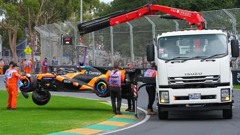 Grúa retira el MCL40 de Oscar Piastri tras accidente en el GP de Australia I AP
