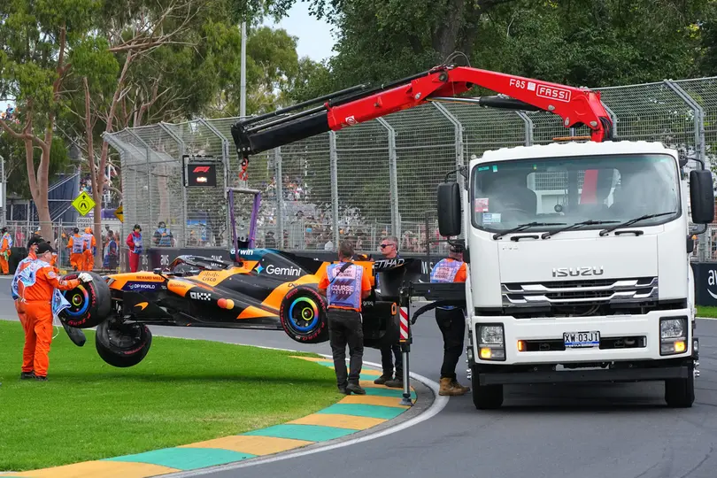 Grúa retira el MCL40 de Oscar Piastri tras accidente en el GP de Australia I AP
