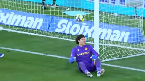 Balón pasa entre la piernas de Ochoa l CAPTURA