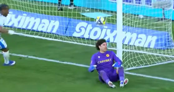 Balón pasa entre la piernas de Ochoa l CAPTURA