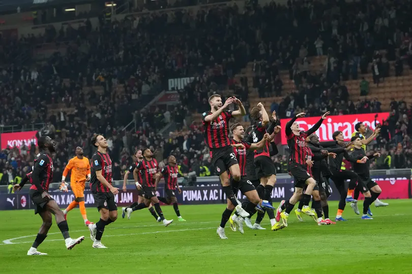 AC Milan celebrando tras ganar al Inter en la Serie A I AP
