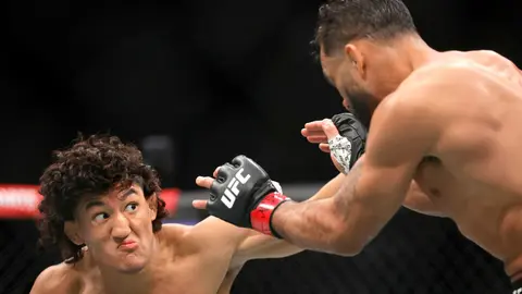 Rosas Jr. vs Rob Font en UFC Las Vegas Night I AP