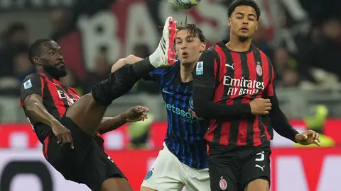 Fikayo Tomori disputando en balón ante Pio Esposito en el duelo del AC Milan vs Inter de Milán de la Serie A I AP