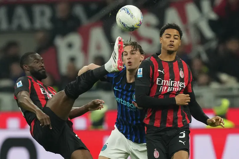 Fikayo Tomori disputando en balón ante Pio Esposito en el duelo del AC Milan vs Inter de Milán de la Serie A I AP