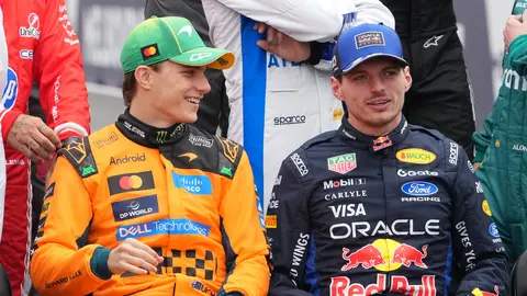 Oscar Piastri y Max Verstappen en la foto oficial de la F1 de la Temporad 2026 | AP