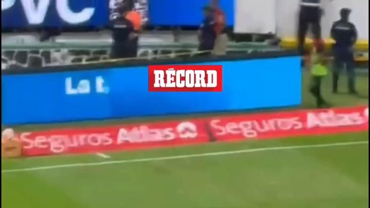 ¡Se calentó el Clásico Tapatío! La afición de Chivas se fue con todo contra Camilo Vargas