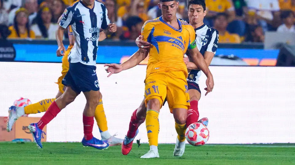 Brunetta, en el Clásico Regio | MEXSPORT