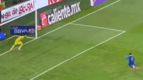 Camilo Vargas ataja penal a Chivas | CAPTURA