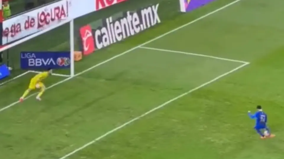Camilo Vargas ataja penal a Chivas | CAPTURA