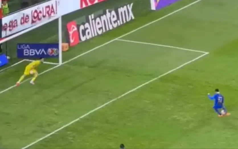 Camilo Vargas ataja penal a Chivas | CAPTURA