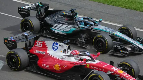 George Russell y Charles Leclerc en los primeros momentos de la carrera | AP