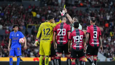 Gato Ortiz amonestando a un jugador de Atlas en el duelo contra Chivas I IMAGO7