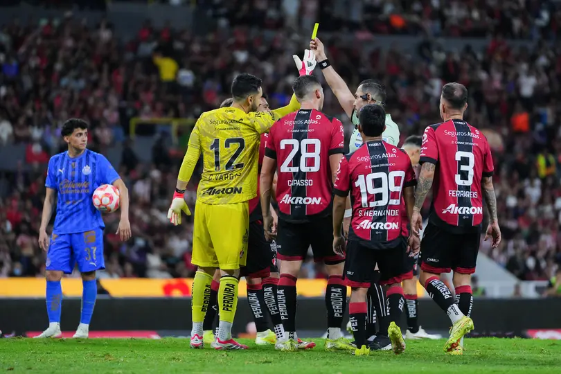 Gato Ortiz amonestando a un jugador de Atlas en el duelo contra Chivas I IMAGO7