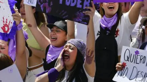 El movimiento invita a las mujeres a ausentarse de actividades laborales, escolares y sociales durante un día./ AP