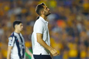 Nicolás Sánchez, entrenador de Rayados, se mostró dolido tras la derrota en el Clásico Regio