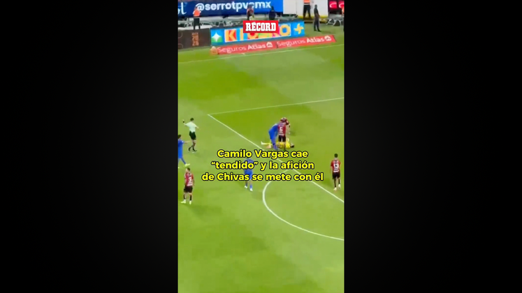 ¡Se calentó el Clásico Tapatío! La afición de Chivas se fue con todo contra Camilo Vargas