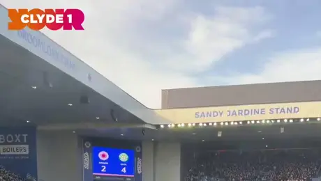 Aficionados del Celtic y Rangers se enfrentan e invaden la cancha