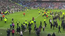 Aficionados del Celtic y Rangers se enfrentan e invaden la cancha