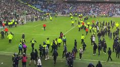 Aficionados del Celtic y Rangers se enfrentan e invaden la cancha