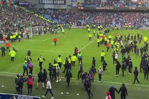 Aficionados del Celtic y Rangers se enfrentan e invaden la cancha