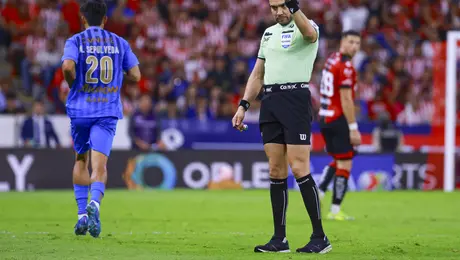 Los ‘consentidos’: Chivas el segundo equipo con más penaltis pitados por el Gato Ortiz; uno menos que América