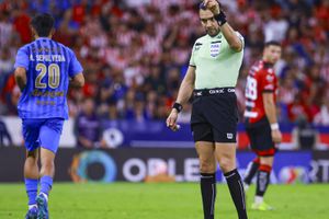 Los ‘consentidos’: Chivas el segundo equipo con más penaltis pitados por el Gato Ortiz; uno menos que América