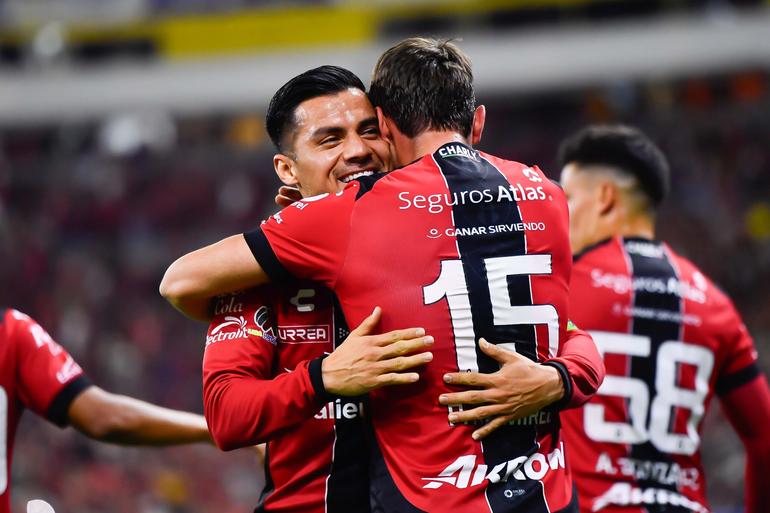 El capitán Aldo Rocha festejando con Paulo Ramírez, el autor del gol rojinegro | MexSport