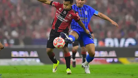 El Oso González disputa un balón ante Atlas | MEXSPORT