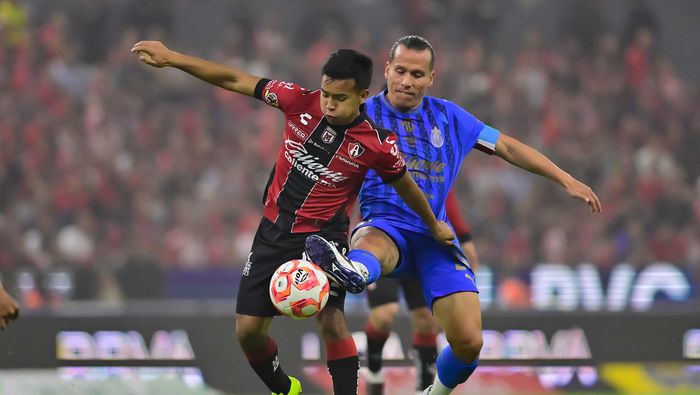El Oso González disputa un balón ante Atlas | MEXSPORT