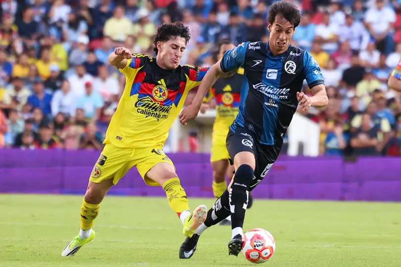 Alejandro Zendejas disputando un balón contra Querétaro en la Liga MX I IMAGO7