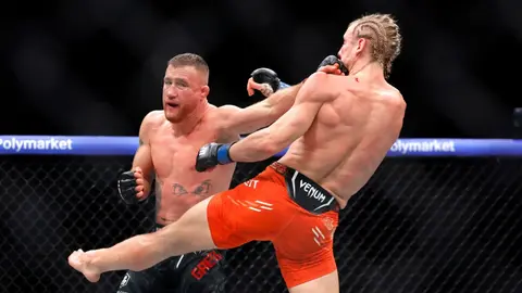 Justin Gaethje en su pelea por el titulo interino dela UFC I AP