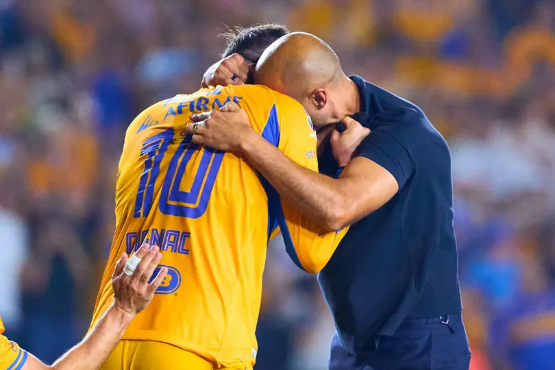 Gignac y Guido Pizarro de Tigres tras ganarle a Monterrey en Liga MX I IMAGO7