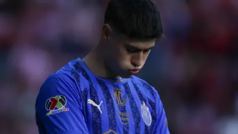 ¡Lo que se perdió! Armando ‘Hormiga’ González falló penal en el Clásico Tapatío