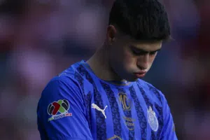 ¡Lo que se perdió! Armando ‘Hormiga’ González falló penal en el Clásico Tapatío