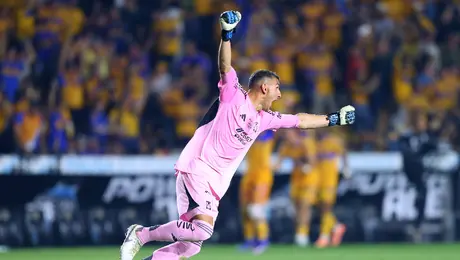 ¡Es su papá! Nahuel Guzmán se burla de aficionados de Monterrey tras victoria en Clásico Regio