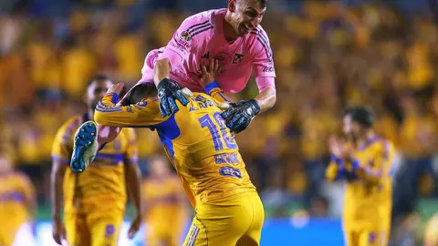 Nahuel Guzmán en festejo de gol con André-Pierre Gignac ante Rayados en el Clausura 2026 | IMAGO7