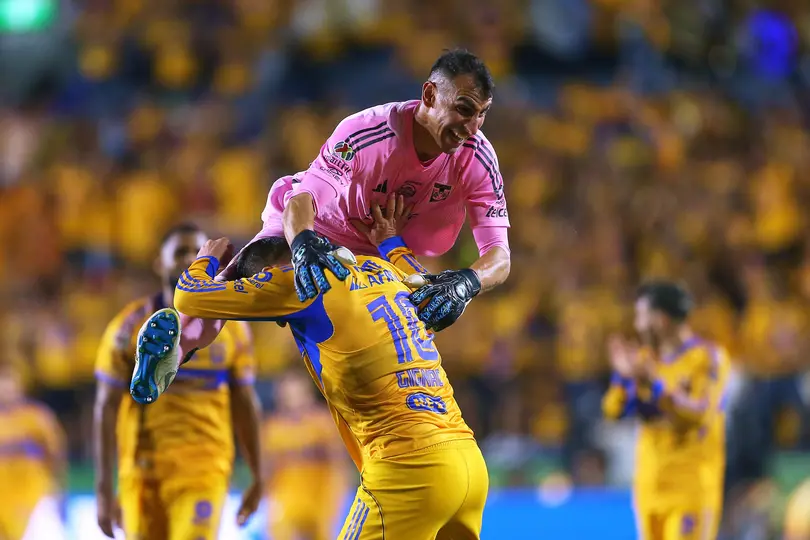 Nahuel Guzmán en festejo de gol con André-Pierre Gignac ante Rayados en el Clausura 2026 | IMAGO7