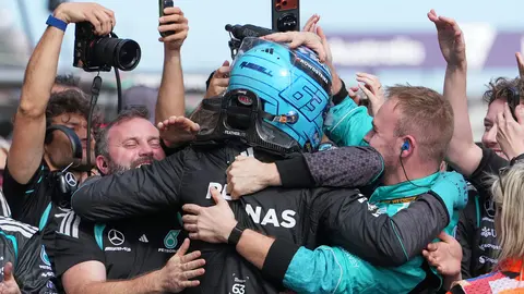 George Russell en festejo con su equipo en el Gran Premio de Australia 2026 | AP