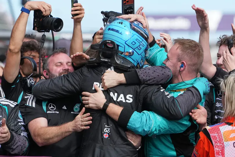 George Russell en festejo con su equipo en el Gran Premio de Australia 2026 | AP