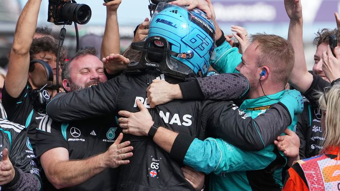 George Russell en festejo con su equipo en el Gran Premio de Australia 2026 | AP