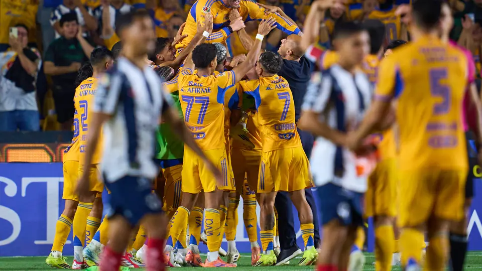 Tigres celebrando el gol de Gignac mientras Monterrey se retira I MEXSPORT